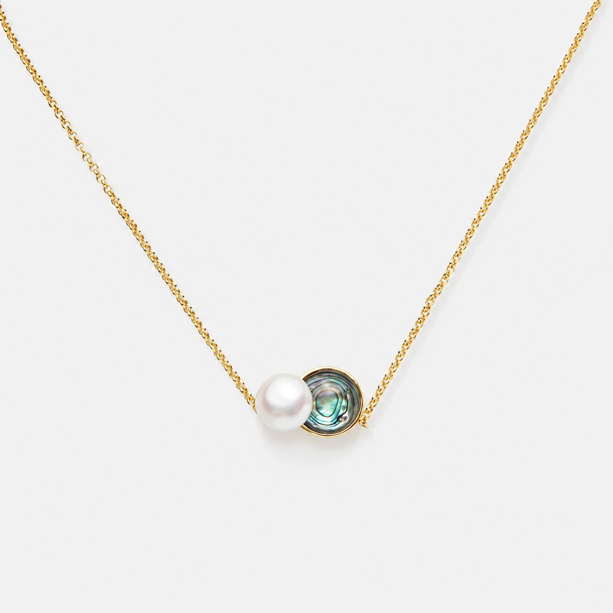 18k-gold-plated-abalone-shell-pearl-necklace-minimalist-round-shape 18K gold plated sterling silver necklace featuring an abalone shell and a white pearl in a minimalist centered round shape.