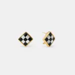 ONDA LENTA Black Agate Mother of Pearl Stud Earrings with deep black gemstones and luminous shell details.